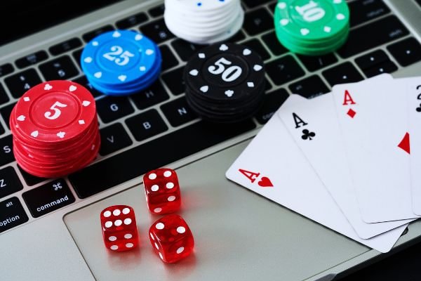 Pengguna ponsel membuka Ludo Cepat